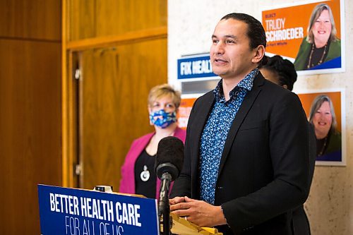 MIKAELA MACKENZIE / WINNIPEG FREE PRESS

NDP Leader Wab Kinew speaks to the media at the NDP Fort Whyte campaign office in Winnipeg on Friday, March 18, 2022.  For Danielle Da Silva story.
Winnipeg Free Press 2022.