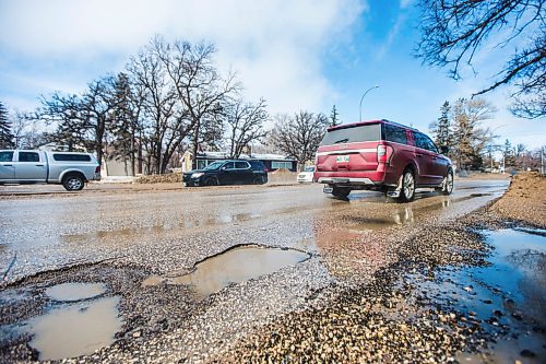 MIKAELA MACKENZIE / WINNIPEG FREE PRESS

Potholes on Kenaston Boulevard in Winnipeg on Friday, March 18, 2022.  For Malak story.
Winnipeg Free Press 2022.