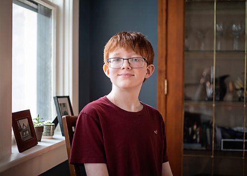 JESSICA LEE / WINNIPEG FREE PRESS

Miles Dyer, 15, lives with Type 1 diabetes and volunteers with Diabetes Canada. He won a provincial volunteer award in 2020 and won a national volunteer award with Diabetes Canada in 2021. He poses for a photo at his home on March 18, 2022.


