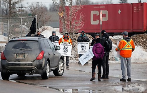 JOHN WOODS / WINNIPEG FREE PRESS
CP rail workers walk the picket line on Keewatin Street in Winnipeg, Sunday, March 20, 2022.