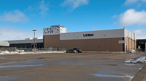 MIKE DEAL / WINNIPEG FREE PRESS
The Loblaw distribution warehouse at 1263 Pacific Avenue.
220317 - Thursday, March 17, 2022.