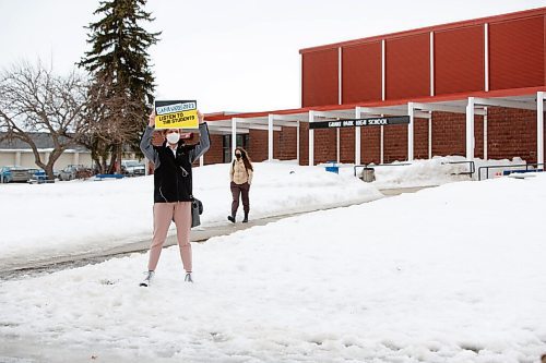 MIKE DEAL / WINNIPEG FREE PRESS
Brie Villeneuve, a Grade 12 student at Grant Park High School and a member of MB Students for COVID Safety holds a sign during a walkout protest at Grant Park High School, Monday morning.
See Maggie Macintosh story
220321 - Monday, March 21, 2022.