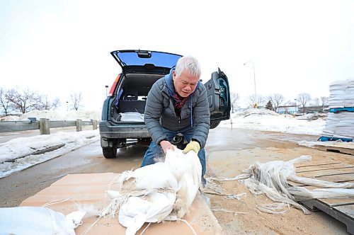 RUTH BONNEVILLE / WINNIPEG FREE PRESS

Local - sandbags 

Ricardo Villaraza picks up sand bags for basement windows due to overland flooding on his property Tuesday.   The city of Wpg. has free sandbags available for residents that can be picked up at 1220 Pacific Ave.  


March 22nd,  2022