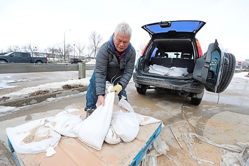 RUTH BONNEVILLE / WINNIPEG FREE PRESS

Local - sandbags 

Ricardo Villaraza picks up sand bags for basement windows due to overland flooding on his property Tuesday.   The city of Wpg. has free sandbags available for residents that can be picked up at 1220 Pacific Ave.  


March 22nd,  2022