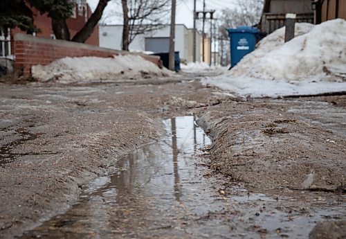 JESSICA LEE / WINNIPEG FREE PRESS

A rut caused by snow is photographed in the back lane of Ellice Ave and Goulding St on March 22, 2022.

Reporter: Cody
