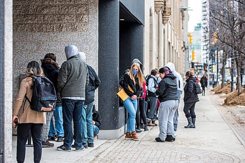 MIKAELA MACKENZIE / WINNIPEG FREE PRESS

People stand in line at the Service Canada Passport Services at 433 Main Street in Winnipeg on Tuesday, March 22, 2022.  For Malak Abas story.
Winnipeg Free Press 2022.