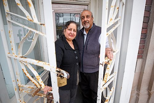 MIKE DEAL / WINNIPEG FREE PRESS
Ashok and Sadhana Malhotra are moving their jewelry business, Silver Skies at 452 River Ave, after being broken into 3 times in 3 years.
See Gabby Piché story
220323 - Wednesday, March 23, 2022.