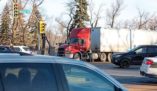 MIKE DEAL / WINNIPEG FREE PRESS
A semi-truck cab that was leaking fuel is towed away while a replacement cab is brought in early Thursday morning.
Southbound traffic on Main Street at Templeton Avenue has reopened to traffic after a motor-vehicle crash and diesel spill.
The crash happened in the area of Main Street and McKay Drive, which leads into Kildonan Park, sometime before 6:42 a.m.
The area reopened to traffic before 8 a.m.
220324 - Thursday, March 24, 2022.
