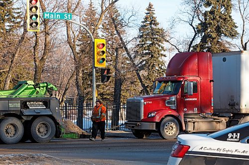 MIKE DEAL / WINNIPEG FREE PRESS
A semi-truck cab that was leaking fuel is towed away while a replacement cab is brought in early Thursday morning.
Southbound traffic on Main Street at Templeton Avenue has reopened to traffic after a motor-vehicle crash and diesel spill.
The crash happened in the area of Main Street and McKay Drive, which leads into Kildonan Park, sometime before 6:42 a.m.
The area reopened to traffic before 8 a.m.
220324 - Thursday, March 24, 2022.