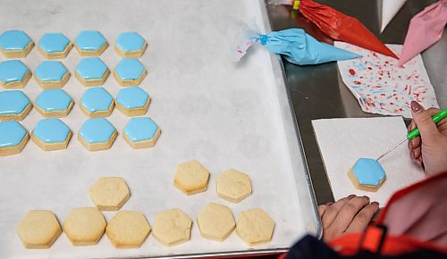 JESSICA LEE / WINNIPEG FREE PRESS

Shannon Pham, a worker at Sugar Mama Cookie Co., decorates a cookie on March 24, 2022. The store is having its soft launch on the 26th.

Reporter: Gabby


