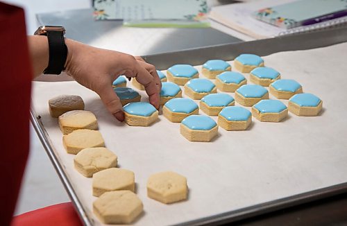 JESSICA LEE / WINNIPEG FREE PRESS

Shannon Pham, a worker at Sugar Mama Cookie Co., decorates a cookie on March 24, 2022. The store is having its soft launch on the 26th.

Reporter: Gabby
