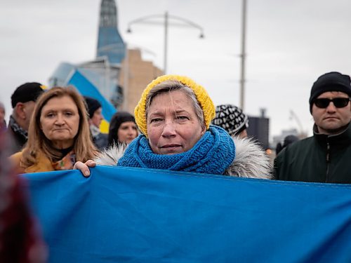 JESSICA LEE / WINNIPEG FREE PRESS

Joy Stewart Wiwchar holds a Ukrainian flag near the Human Rights Museum on March 24, 2022 during a protest which called for an end to the Russian invasion of Ukraine.


