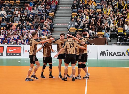 JESSICA LEE / WINNIPEG FREE PRESS

Bisons players cheer after a successful match. University of Manitoba Bisons mens volleyball team (wearing brown) played against Trinity Western University on March 25, 2022 at the IG Athletic Centre.

Reporter: Mike S.
