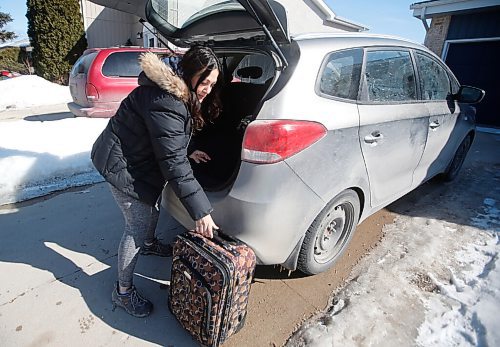 JOHN WOODS / WINNIPEG FREE PRESS
Shakira Whitton packs a bag for her children at her home Sunday, March 27, 2022. Whitton had trouble getting passports for her children who are flying to Mexico tonight.