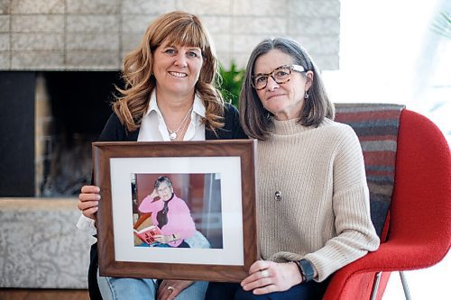 MIKE DEAL / WINNIPEG FREE PRESS
Sisters, Renée Sanguin (left) and Lynda Sanguin-Colpitts (right) with a photo of their mom, Betty, who passed away earlier this month using MAiD (medical assistance in death). Betty was 87 and diagnosed with ALS last year. They honoured their mom's wishes to have it happen at their mom's church, Churchill Park United Church, which the church called a "crossing over ceremony". Betty had approximately 40 family members and friends there.
220325 - Friday, March 25, 2022.