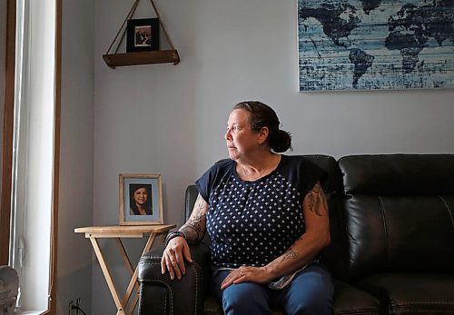 \RUTH BONNEVILLE / WINNIPEG FREE PRESS

local - opioid-related deaths in 2021

Story: Future feature on the high count of opioid-related deaths in 2021
Subject: Tracy Sanderson, a mother who lost one daughter to an opioid overdose and another is currently in recovery.

Story by Malak Abas

March 29th,  2022
