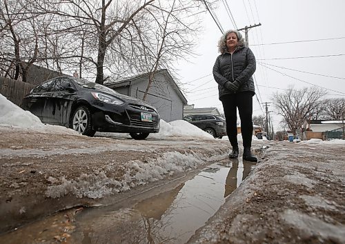 JOHN WOODS / WINNIPEG FREE PRESS
Sarah Broadfoot is upset her back lane on Carter has ruts Tuesday, March 29, 2022.