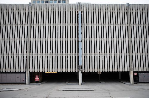 JESSICA LEE / WINNIPEG FREE PRESS

The Medical Arts parking structure at 218 Edmonton is photographed on March 29, 2022.