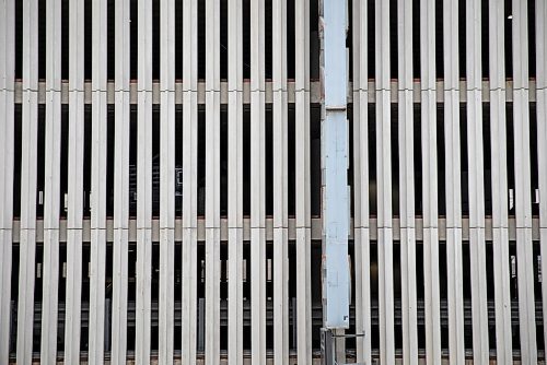 JESSICA LEE / WINNIPEG FREE PRESS

A close-up of the fins of the Medical Arts parking structure at 218 Edmonton are photographed on March 29, 2022.