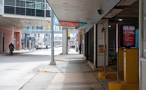 JESSICA LEE / WINNIPEG FREE PRESS

The former Eatons parkade at 266 Hargrave is photographed on March 29, 2022.