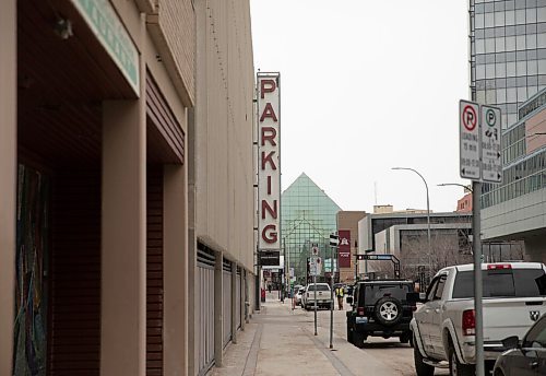 JESSICA LEE / WINNIPEG FREE PRESS

The Medical Arts parking structure at 218 Edmonton is photographed on March 29, 2022.