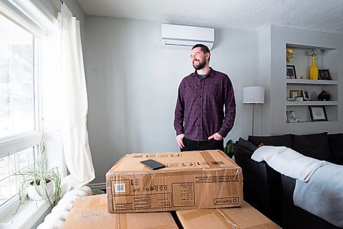 Mike Sudoma / Winnipeg Free Press
Javan Maes found a phone on top of his parcel delivery Wednesday morning which ended belonging to a parcel thief who had previously stolen a package from Maes.
March 30, 2022