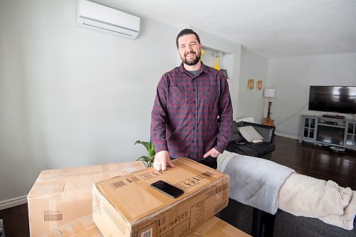 Mike Sudoma / Winnipeg Free Press
Javan Maes found a phone on top of his parcel delivery Wednesday morning which ended belonging to a parcel thief who had previously stolen a package from Maes.
March 30, 2022
