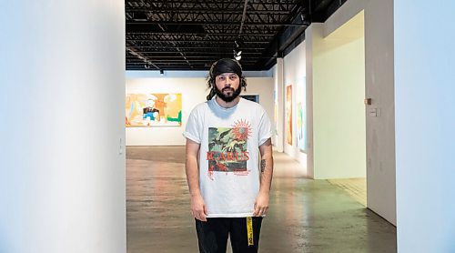 JESSICA LEE / WINNIPEG FREE PRESS

Winnipeg artist Bistyek poses for a photo at his gallery space on March 31, 2022.