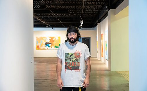 JESSICA LEE / WINNIPEG FREE PRESS

Winnipeg artist Bistyek poses for a photo at his gallery space on March 31, 2022.