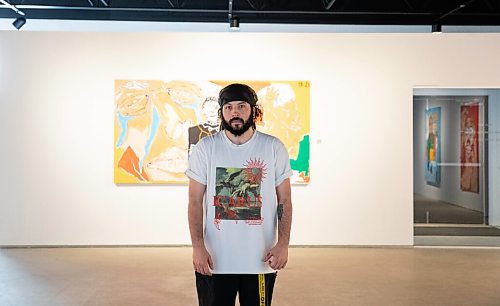 JESSICA LEE / WINNIPEG FREE PRESS

Winnipeg artist Bistyek poses for a photo at his gallery space on March 31, 2022.