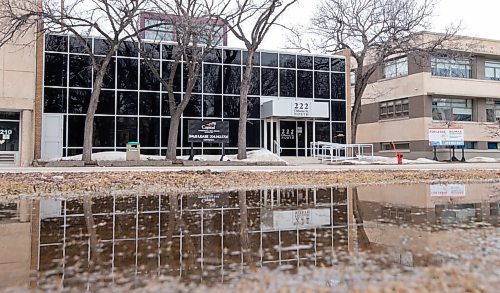 Mike Sudoma / Winnipeg Free Press
222 Osborne St North, a prominent office building across from Memorial Park, is now up for sale Friday afternoon
April 1, 2022