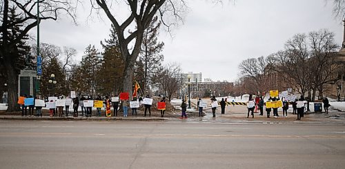 JOHN WOODS / WINNIPEG FREE PRESS
Members of Winnipegs Sri Lankan community gather outside the Manitoba Legislature to bring to light some of the injustices they feel are being imposed on their relatives by Sri Lankas current government Sunday, April 3, 2022.