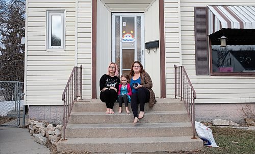 JESSICA LEE / WINNIPEG FREE PRESS

From left to right: Natalie Thieseen, 13, Isabelle Balser, 6, and Karyn Balser, sit at their door steps and pose for a photo on April 4, 2022. The family had avoided catching COVID until Natalie tested positive earlier last week during spring break.

Reporter: Maggie