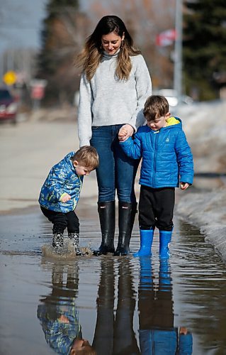 JOHN WOODS / WINNIPEG FREE PRESS
Samantha Suche and her sons Ryder, 4, and Ashton, 2, play on their street Monday, April 4, 2022. The Suche family suspected they had COVID-19 and just three months later they are getting positive rapid test results. They thought they would have immunity.

Re: Kitching