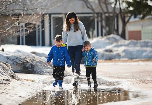 JOHN WOODS / WINNIPEG FREE PRESS
Samantha Suche and her sons Ryder, 4, and Ashton, 2, play on their street Monday, April 4, 2022. The Suche family suspected they had COVID-19 and just three months later they are getting positive rapid test results. They thought they would have immunity.

Re: Kitching