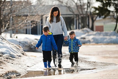 JOHN WOODS / WINNIPEG FREE PRESS
Samantha Suche and her sons Ryder, 4, and Ashton, 2, play on their street Monday, April 4, 2022. The Suche family suspected they had COVID-19 and just three months later they are getting positive rapid test results. They thought they would have immunity.

Re: Kitching