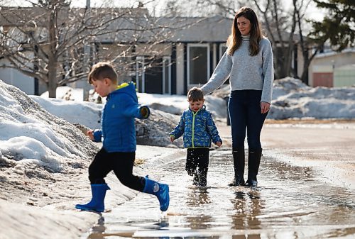 JOHN WOODS / WINNIPEG FREE PRESS
Samantha Suche and her sons Ryder, 4, and Ashton, 2, play on their street Monday, April 4, 2022. The Suche family suspected they had COVID-19 and just three months later they are getting positive rapid test results. They thought they would have immunity.

Re: Kitching