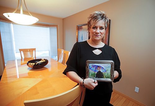 JOHN WOODS / WINNIPEG FREE PRESS
Gina Tavares, a nurse, holds a photo of her 84 year old mother Joyce Rivard in her home Monday, April 4, 2022. Tavares and her family believe their mother would not have died if she hadnt been transferred out of Winnipeg to Treherne for care. Tavares says she had dementia and the transfer contributed to her mental and physical decline.

Re: May