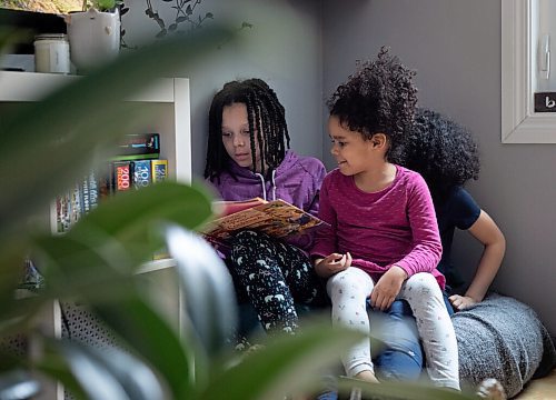 JESSICA LEE / WINNIPEG FREE PRESS

Ava Fryza-Alleyne, 9, (left) reads a book with her sisters Jordyn, 7, and Kendal, 4, (centre) on April 5, 2022 at their home. In 2021, Ava was in the hospital after being diagnosed with ulcerative colitis in 2021.

Reporter: Chris