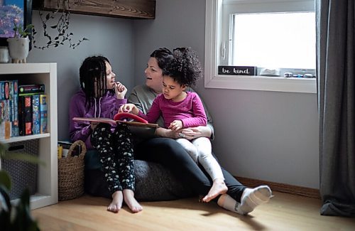 JESSICA LEE / WINNIPEG FREE PRESS

Ava Fryza-Alleyne, 9, (left) reads a book with her sister Kendal and mother Breanne on April 5, 2022 at their home. In 2021, Ava was in the hospital after being diagnosed with ulcerative colitis in 2021.

Reporter: Chris