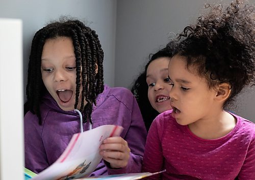 JESSICA LEE / WINNIPEG FREE PRESS

Ava Fryza-Alleyne, 9, (left) reads a book with her sisters Jordyn, 7, (centre) and Kendal, 4, on April 5, 2022 at their home. In 2021, Ava was in the hospital after being diagnosed with ulcerative colitis in 2021.

Reporter: Chris