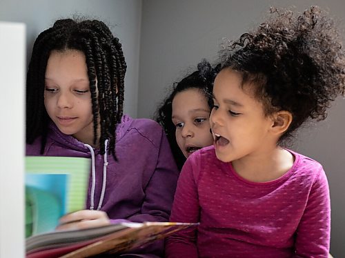JESSICA LEE / WINNIPEG FREE PRESS

Ava Fryza-Alleyne, 9, (left) reads a book with her sisters Jordyn, 7, (centre) and Kendal, 4, on April 5, 2022 at their home. In 2021, Ava was in the hospital after being diagnosed with ulcerative colitis in 2021.

Reporter: Chris