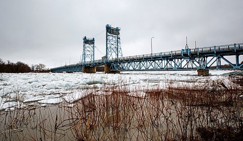 MIKE DEAL / WINNIPEG FREE PRESS
Huge blocks of ice sit idle on the Red River at the Selkirk Bridge in Selkirk, MB. The bridge is closed to traffic which is a common occurrence at this time of the year, during the breakup of the ice on the Red River. The blockage will likely clear up later in the week when the temperatures start to warm up again.
See Erik Pindera story
220406 - Wednesday, April 06, 2022.