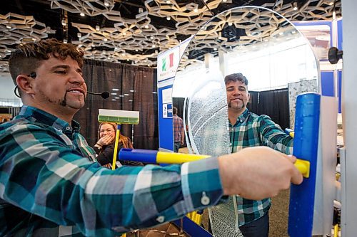 MIKE DEAL / WINNIPEG FREE PRESS
Shannon Matte demonstrates the Aquablade at The Winnipeg Home and Garden Show at the RBC Convention Centre, Thursday afternoon. The show will be going from April 7-10.
220407 - Thursday, April 07, 2022.