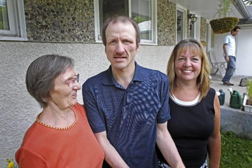MIKE.DEAL@FREEPRESS.MB.CA 100811 - Wednesday, August 11, 2010 -  Karen Kazubek and her mom Mary (left) and brother, Bert (centre), 45, who would have been one of two men moving into the group home in Springfield.  MIKE DEAL / WINNIPEG FREE PRESS