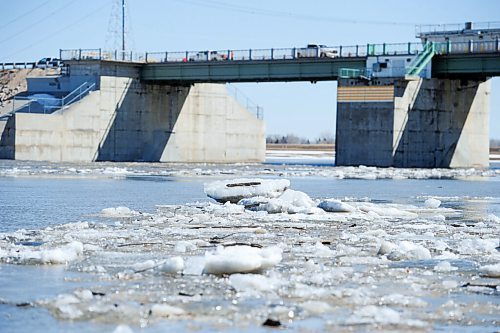Mike Sudoma / Winnipeg Free Press
Snow and Ice flow down the Red River past the Red River Floodway, east of St Norbert Friday afternoon
April 8, 2022