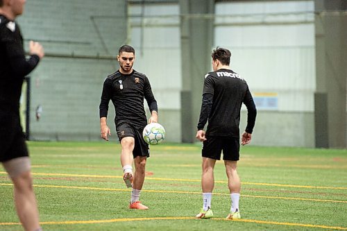 Mike Sudoma / Winnipeg Free Press
Valour FC Rookie Midfielder, Jacob Carlos, passes the ball to Fullback, Matteo De Brienne during practice Friday morning
April 8, 2022