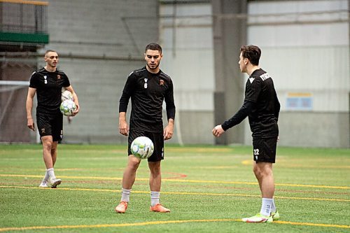Mike Sudoma / Winnipeg Free Press
Valour FC Rookie Midfielder, Jacob Carlos, juggles the ball during practice Friday morning
April 8, 2022