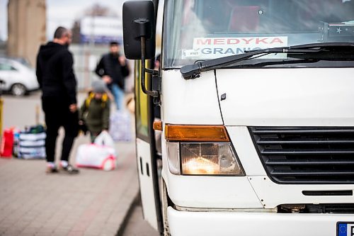 MIKAELA MACKENZIE / WINNIPEG FREE PRESS

Folks with suitcases and bags (who are likely gong back to the Ukraine) get off a bus at the border crossing after getting off of buses at Medyka on Wednesday, April 6, 2022. For Melissa story.
Winnipeg Free Press 2022.