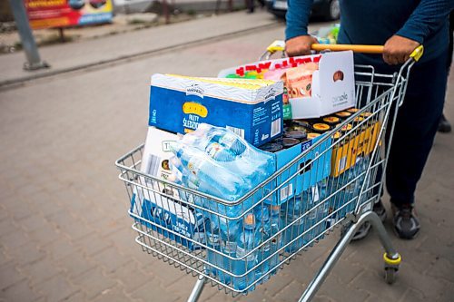 MIKAELA MACKENZIE / WINNIPEG FREE PRESS

Art Ballard, a volunteer from California, pushes a shopping cart full of items to drop off at the border, which will be taken into the Ukraine, in Medyka on Wednesday, April 6, 2022. For Melissa story.
Winnipeg Free Press 2022.